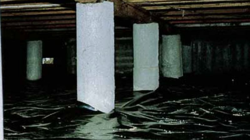 Ground vapour barrier with piles class=