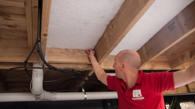 Mammoth Underfloor Insulation segments installer class=